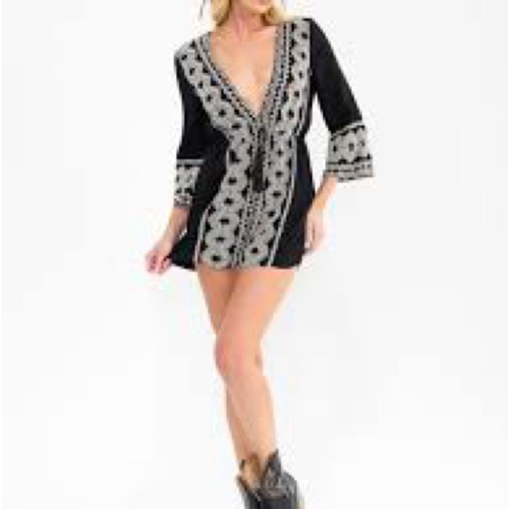 Lulu’s Hiatus embroidered, long sleeve romper in black. Size Small